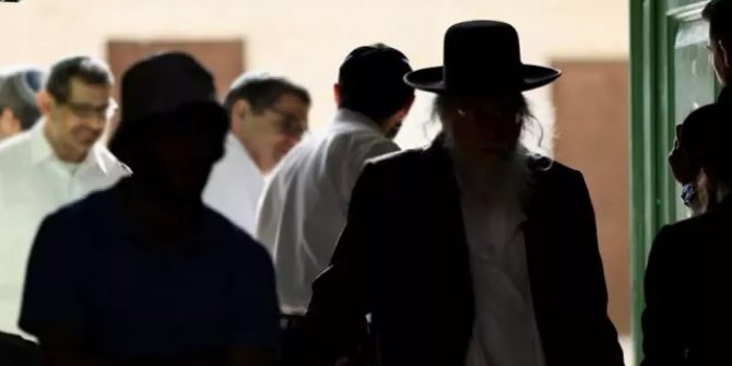 Fanatik Yahudiler, Batı Şeria'da Kur'an-ı Kerim'leri parçalayarak çöpe attı