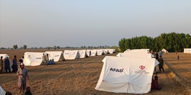 Pakistan'a 7 bin 500 tonun üzerinde insani yardım malzemesi gönderdi