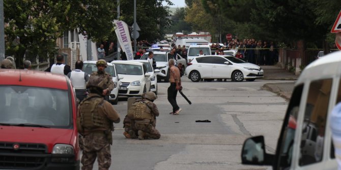 Yarı çıplak sokağa çıkıp pompalı ile ateş etti