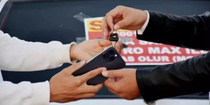 Cep telefonu için otomobilini takas etti