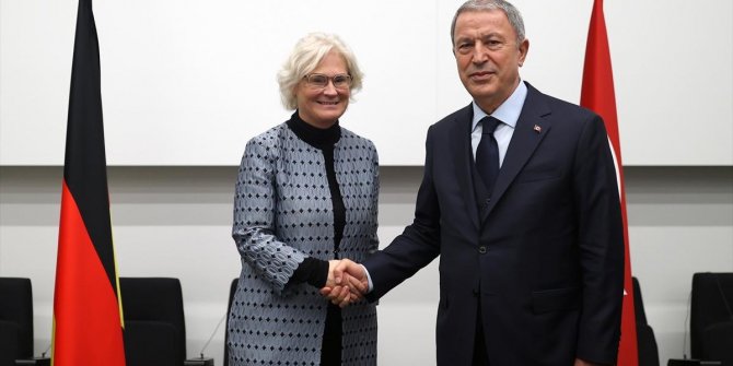 Bakan Akar'dan Brüksel'de diploması trafiği!