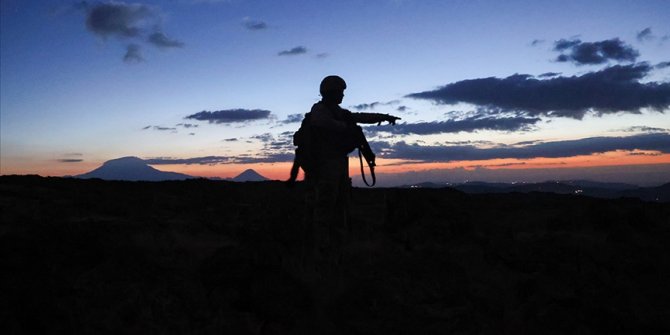Van'da teröristlerle çıkan çatışmada bir asker şehit oldu