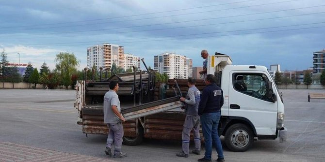 Sincan'da okulların bank ve çöp kovaları değiştirildi