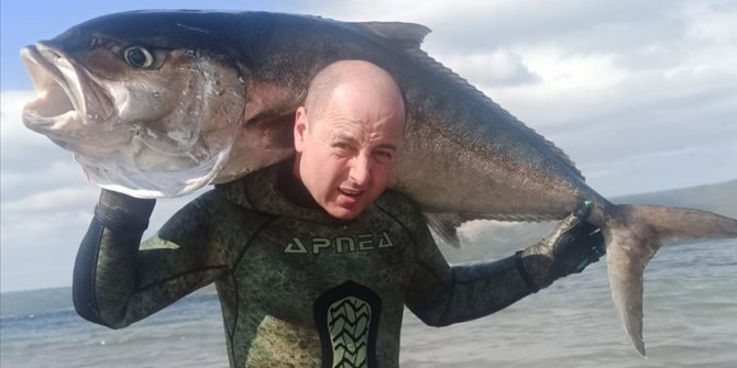 Çanakkaleli balık avcısı zıpkınla 50 kilogramlık dev akya yakaladı