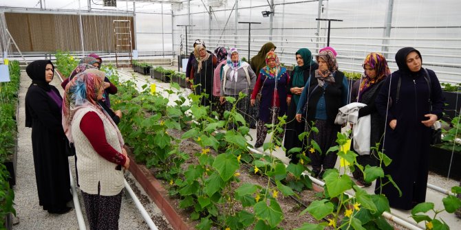 Altınok, çiftçi kadınları sürprizlerle karşıladı