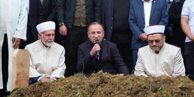Bekir Bozdağ: Kur'an okumak laiklikle ilişkilendirilemez