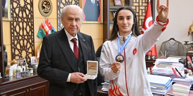 Bozkurt işareti yüzünden kürsüden indirilen sporcudan Bahçeli’ye ziyaret