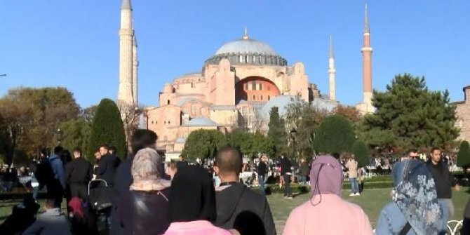 Ayasofya Camii'nde hafta sonu yoğunluğu