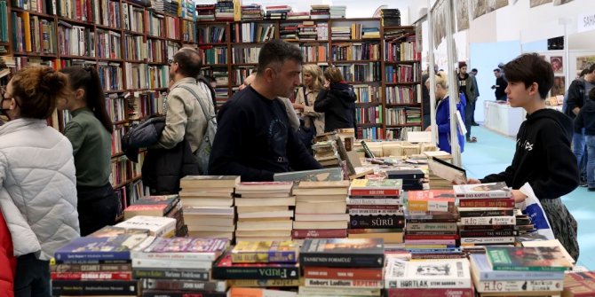 Ankara Kitap Fuarı'nda yazarlar okurlarıyla bir araya geldi