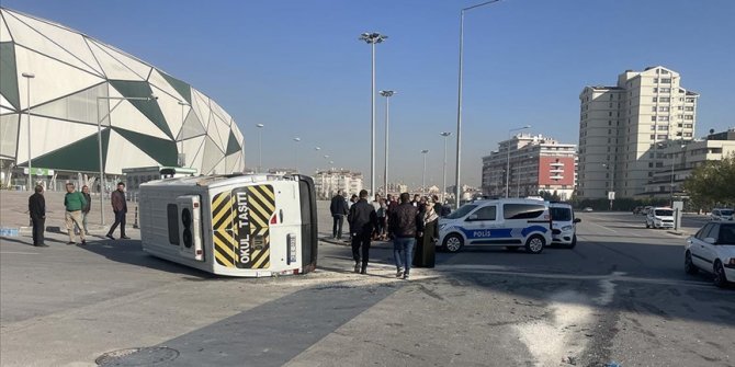 Konya'da öğrenci servisi ile otomobilin çarpıştığı kazada 17 kişi yaralandı