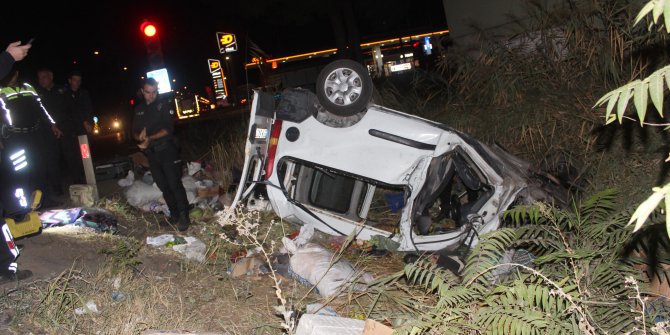 Hafif ticari araç kamyona çarpıp şarampole devrildi, sürücü ve eşi yaralı