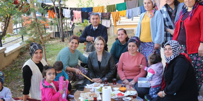 Gölbaşı Belediye Başkanı Ramazan Şimşek, kış hazırlığı yapan kadınlara yardım etti