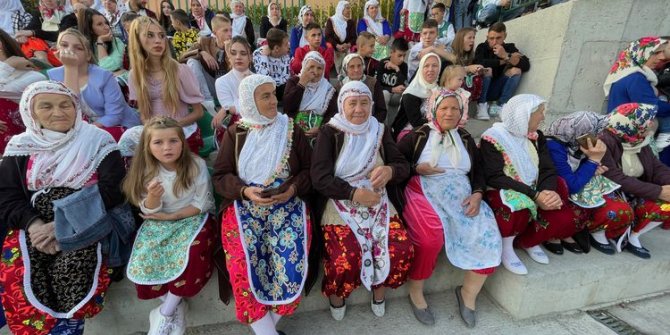 Ribnovolu Müslümanlar yöresel kıyafetleriyle düğün yapma geleneklerini asırlardır yaşatıyor