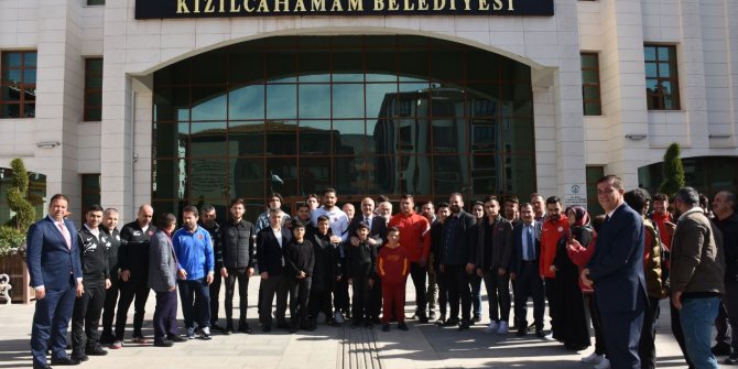 Dünya şampiyonu milli güreşçiler Kayaalp ve Akgül Kızılcahamam’ı ziyaret etti