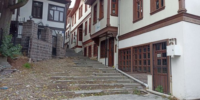 Altındağ Hacettepe Mahallesi Öz Sokak’ın yol ve kaldırımları acil bakım bekliyor