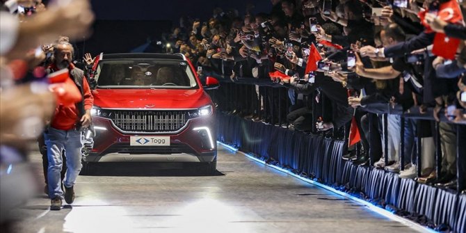 Togg'un ilk aracı Gemlik Kampüsü'nde banttan indirildi