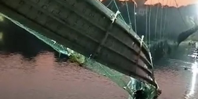 Hindistan'da köprü çöktü: Yüzlerce kişi nehre düştü