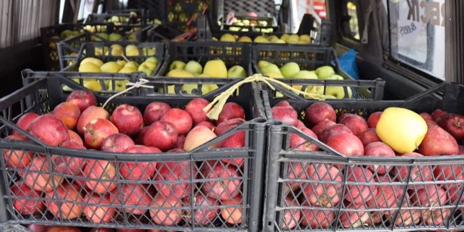 "Elmacı Dede" Denizli'de yetiştirdiği elmaları Çobanbey'deki Mehmetçik için getirdi