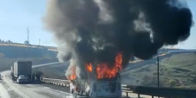 Minibüs yolda alev alıp yandı