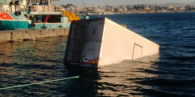 Direksiyonda baygınlık geçirince kamyonetiyle denize düştü