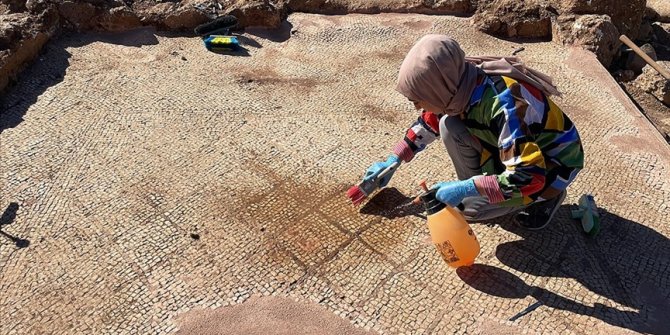 Perre Antik Kenti'nde 1800 yıllık mozaik taban bulundu