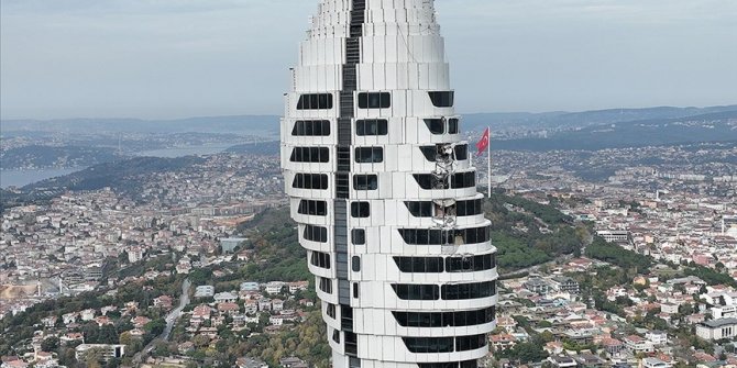 Vinçten düşen parçalar Çamlıca Kulesi'nin dış cephesinde hasar oluşturdu