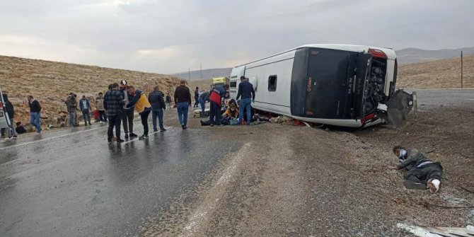 Sivas'ta otobüs devrildi: Çok sayıda ölü ve yaralı var