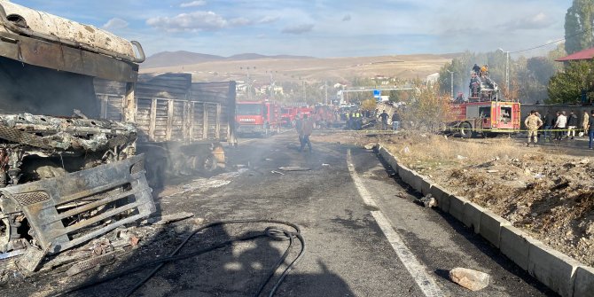 Ağrı'da yolcu otobüsü ile tanker çarpıştı: 7 ölü, 11 yaralı var