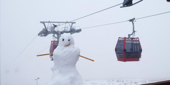 Erciyes Kayak Merkezi'ne kar yağdı