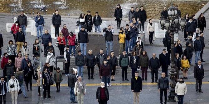 Ülke genelinde saat 09.05'te vatandaşlar saygı duruşunda bulundu