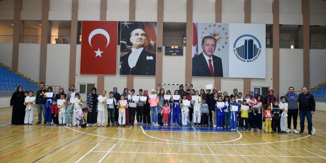 Altındağ Belediyesi Gençlik Merkezlerinde judo kursuna katılan 316 minik kuşaklarına kavuştu.