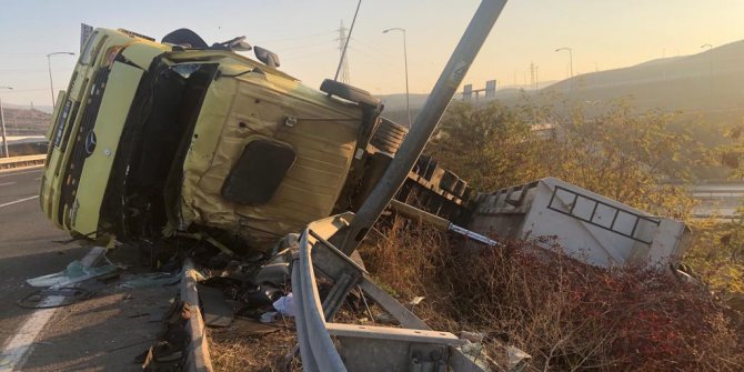 Bursa'da TIR devrildi; 2 ölü