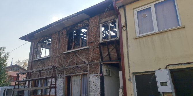 Sakarya'da 2 katlı evde yangın; 1'i çocuk, 2 ölü, 3 yaralı