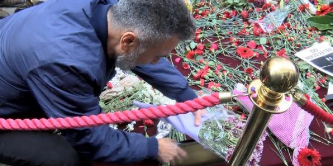 Oyuncu Nurettin Uçar, patlamanın gerçekleştiği noktaya gelerek karanfil bıraktı