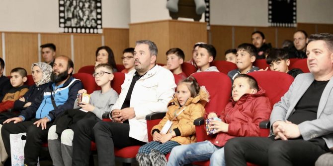 Pursaklar Belediye Başkanı Çetin Cep Herkül’ü Naim Süleymanoğlu filmini vatandaşlarla birlikte izledi