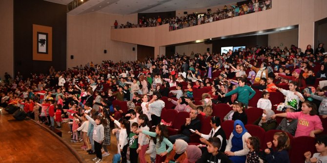 Mamak Belediye Başkanı Murat Köse çocuklarla kukla ve palyaço gösterisi izledi