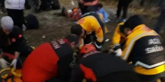 Elazığ'da tur minibüsü şarampole uçtu