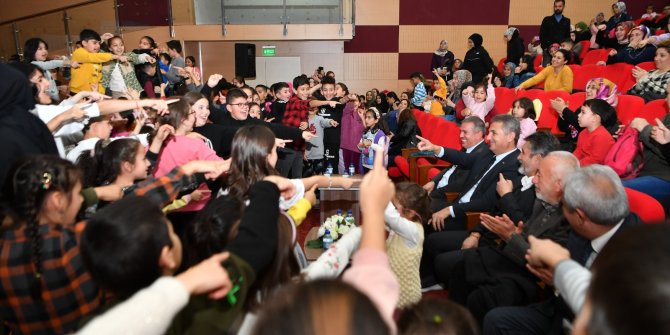 Mamak Belediye Başkanı Murat Köse, “Ara Tatil Çocuk Şenliği’nde çocuklarla eğlencenin tadını çıkardı