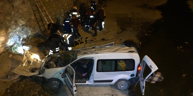 Kaldırıma çarparak takla atan araç dereye uçtu: 2 yaralı