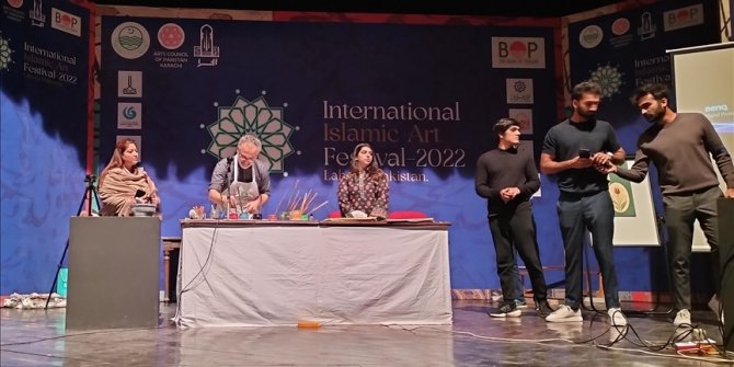 Pakistan'da İslam Sanatları Festivali'nde Türk ebru sanatı tanıtıldı