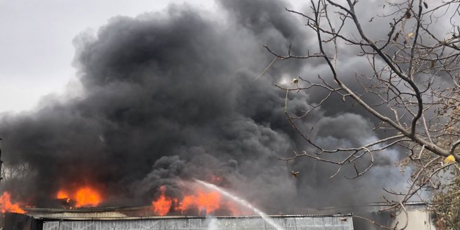 Bursa’da geri dönüşüm deposunda yangın çıktı