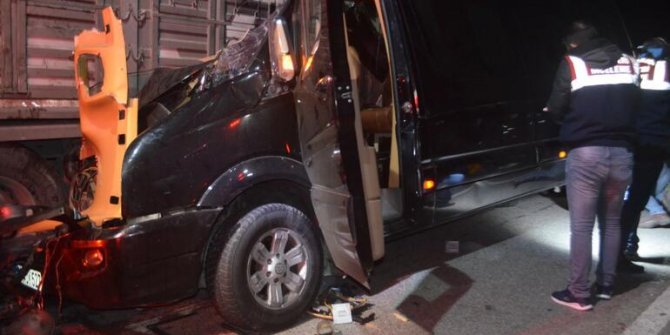 Tiyatro ekibini taşıyan minibüs, TIR'a çarptı: Ölü ve yaralılar var
