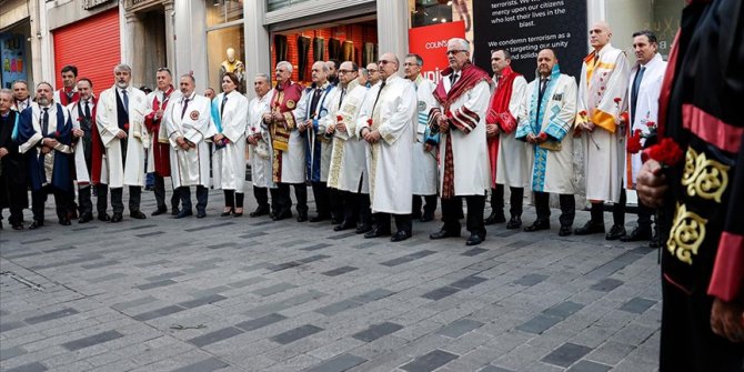 Rektörler terör saldırısının yaşandığı İstiklal Caddesi'ne karanfil bıraktı