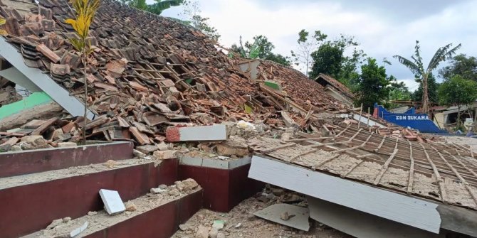 Endonezya'da şiddetli deprem: Onlarca ölü, yüzlerce yaralı var