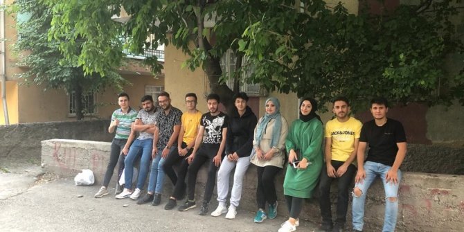 Kızılcahamam’da bir araya gelen gönüllü gençler ihtiyaç sahibinin evini boyadı