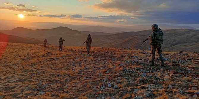 Milli Savunma Bakanlığı yasa dışı yollarla geçmeye çalışan 13 kişinin yakalandığını duyurdu