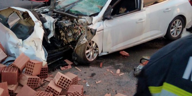 Manisa'da otomobil tuğla yüklü kamyona çarptı: 1 ölü