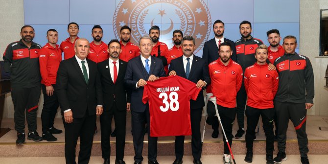 Ampute Futbol Milli Takımı Bakan Akar'ı ziyaret etti