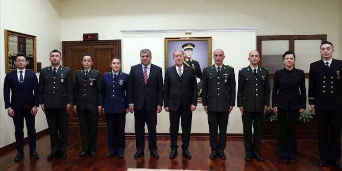 Bakan Akar MSB’de görevli öğretmenlerle bir araya geldi