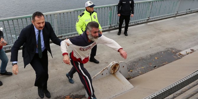 Cuhurbaşkanı Erdoğan köprüde int,har etmek isteyen vatandaşla konuşup ikna etti